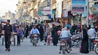 Escalofriante video Mujeres caminan entre cadáveres decapitados por el EI en Siria