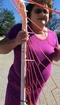 Une femme pete un cable car des enfants jouent devant chez elle!
